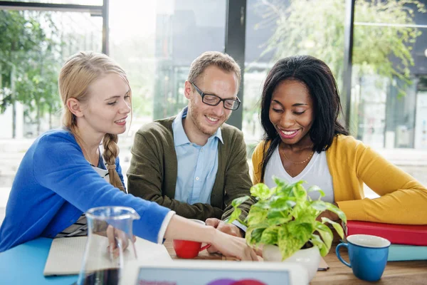 Grupo multiétnico que trabaja — Foto de Stock