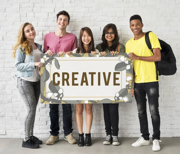 Jovens estudantes segurando banner — Fotografia de Stock