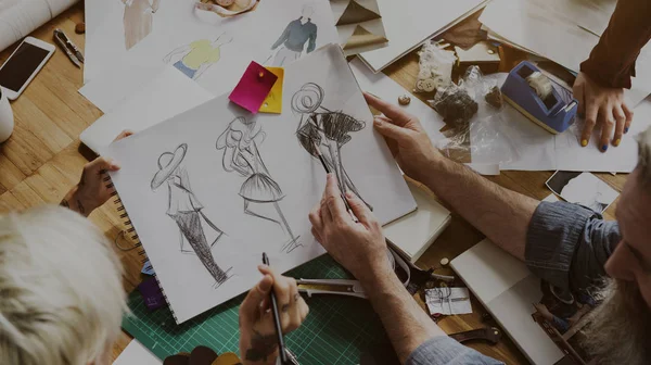 Mode-ontwerpers tekenen schets — Stockfoto