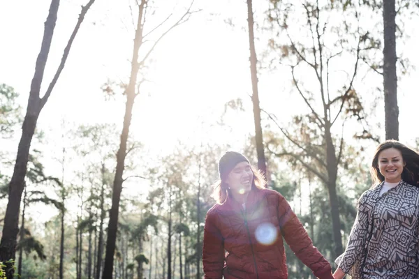 Casal explorando a natureza — Fotografia de Stock