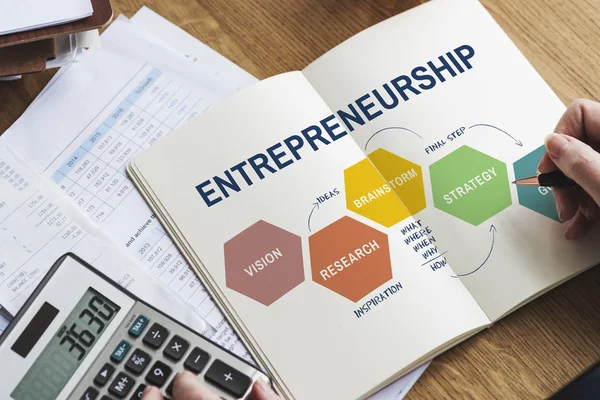 Unternehmer schreibt Notizen ins Tagebuch — Stockfoto