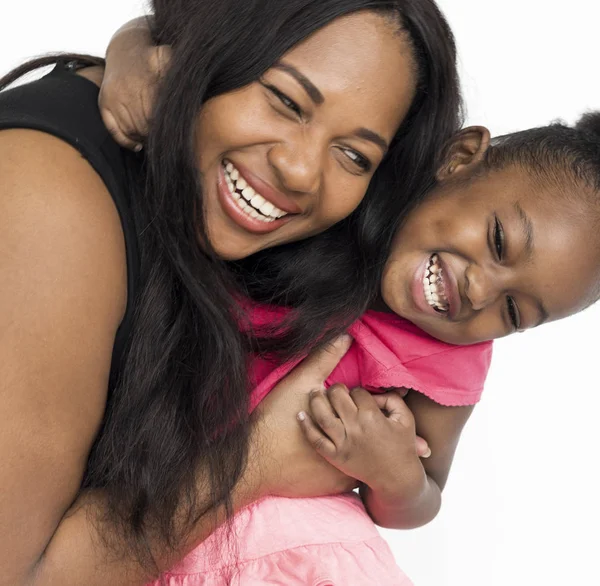 Mãe abraçando filha — Fotografia de Stock