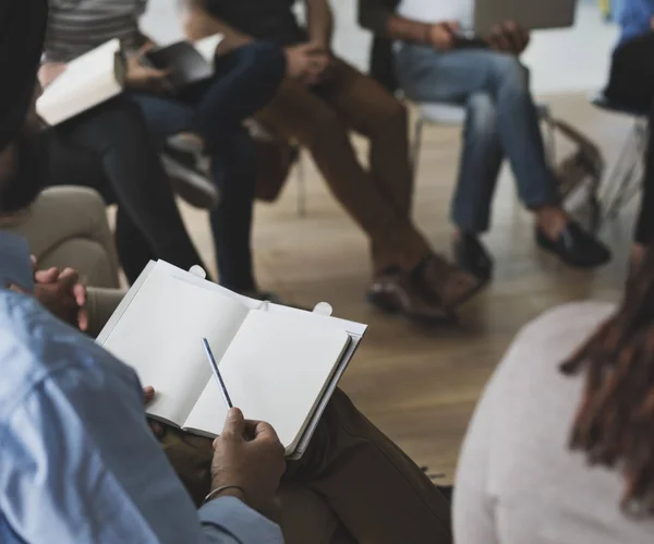 La gente se reúne para el seminario — Foto de Stock