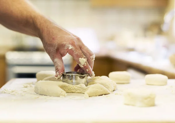 Előkészítése tészta vagy sütemények ember — Stock Fotó