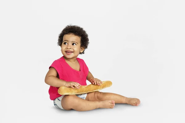 Criança africana com pão baguete — Fotografia de Stock