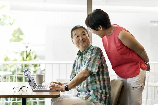 Pareja Asiática Senior con portátil — Foto de Stock