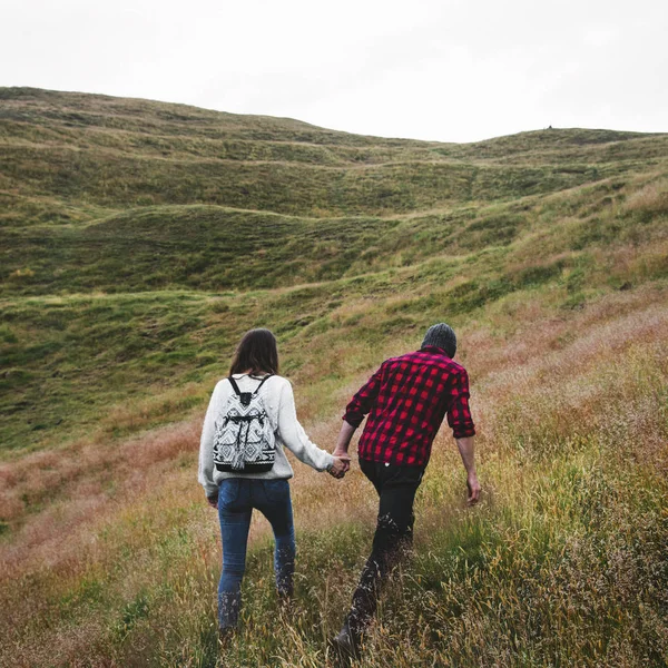 Casal de caminhantes nas montanhas — Fotografia de Stock