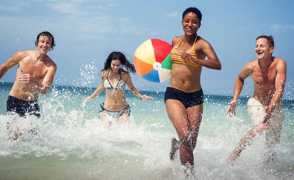 Ludzie biegający po plaży — Zdjęcie stockowe