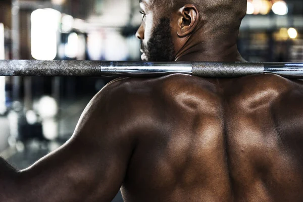 Sportiga afrikanska mannen i gym — Stockfoto