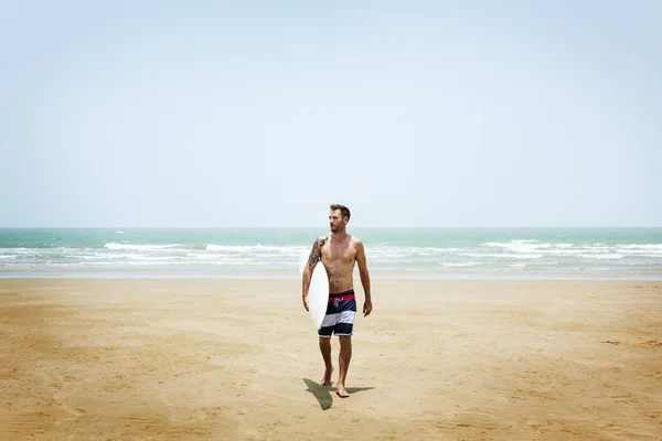 Homme avec surf sur la plage — Photo