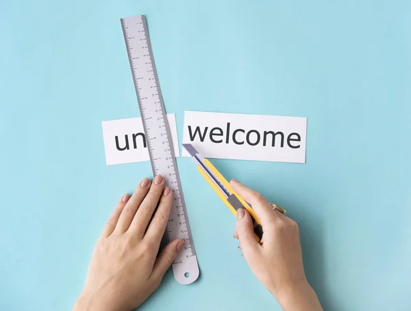 Hands cutting slip of paper — Stock Photo, Image