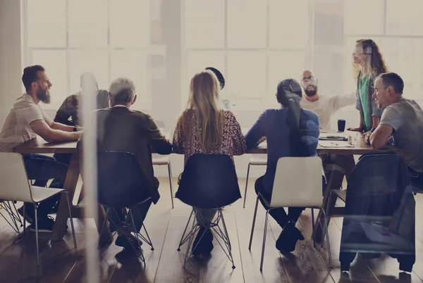 İnsanlar toplantı masasında