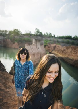 El ele tutuşan çift