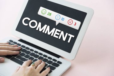 Dizüstü bilgisayarda çalışan kadın