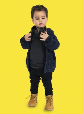 kulaklıklar ile küçük çocuk