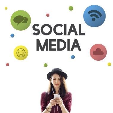 Akıllı telefon kullanan genç bir kadın.