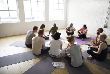 Çeşitlilik insanlar egzersiz yapıyor 