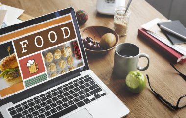 Açık tablo üstünde laptop