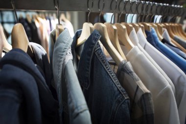 Moda mağaza giysileri ile