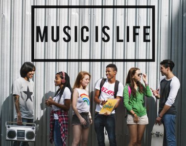 genç arkadaş birlikte ayakta 