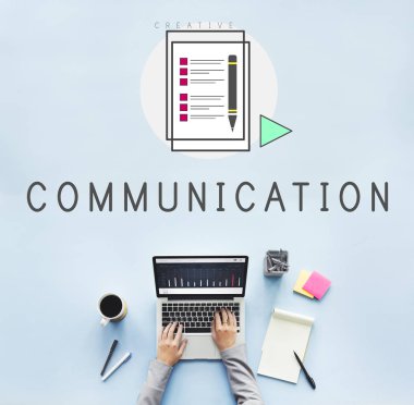 Dizüstü bilgisayarda çalışan kişi