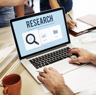 dizüstü bilgisayarda çalışan mimar