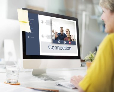 İş kadını ofiste çalışıyor.