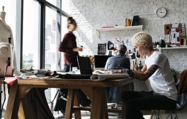 Moda tasarımcıları kumaş galeride çalışma