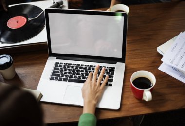 Dizüstü bilgisayarla çalışan kadın