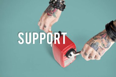 kalemtıraş kullanan kadın