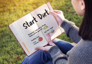 Elinde kağıt defter kadınla 