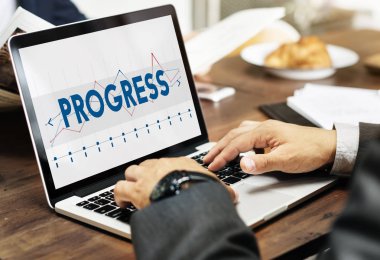 tipik dizüstü klavye üzerinde iş adamı