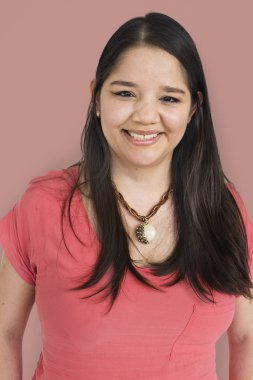 Stüdyoda gülümseyen kadın