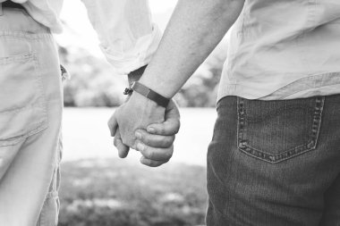 El ele tutuşan çift