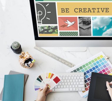 bilgisayarda çalışan tasarımcı