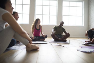 Çeşitlilik insanlar egzersiz yapıyor 