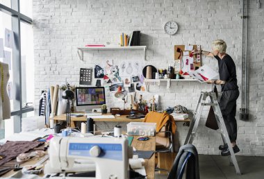 Yaratıcı tasarımcı şık giysiler oluşturma