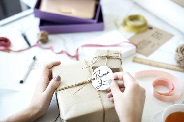 insan elinden tutarak tebrik kartı