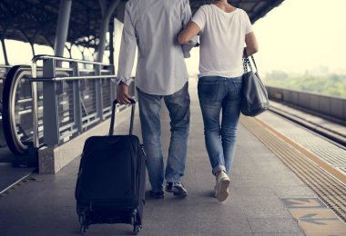 tren istasyonu üzerinde yürüme Çift