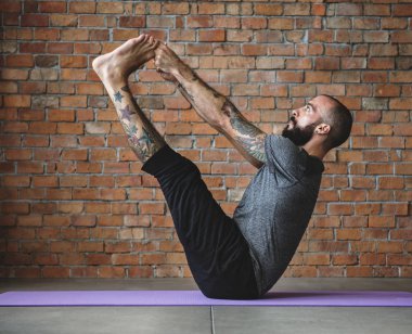 Yoga egzersiz egzersiz yapan erkek