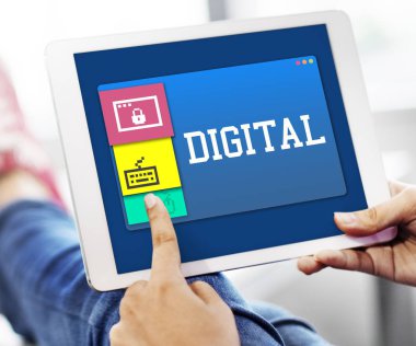 Dijital tablet kullanan kişi 