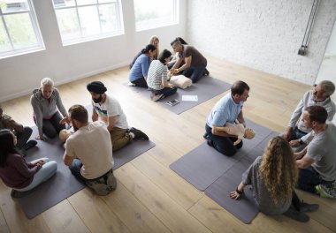 CPR ilk yardım eğitimi öğrenme insanlar
