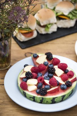 tablo üzerinde çeşitli yemekler