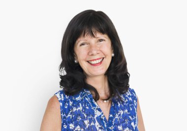 Olgun kadın gülümsüyor