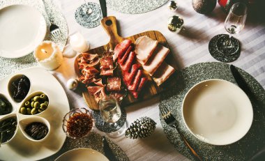 Yemek ve içecekler masada.