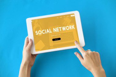 insan elinden tutarak dijital tablet