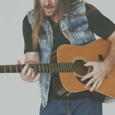  sakallı adam gitar çalmak