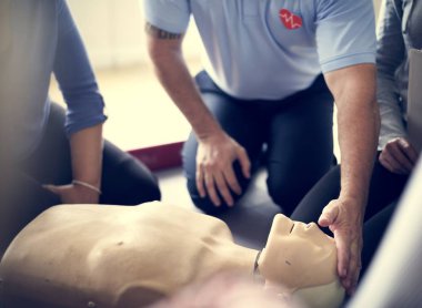 CPR ilk yardım eğitimi öğrenme insanlar