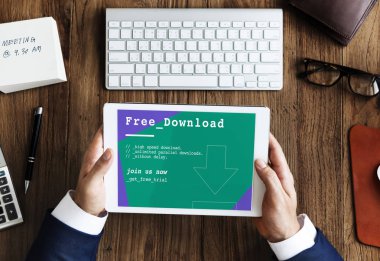 iş kişi dijital tablet kullanma