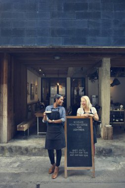 Barista kadın kahve dükkanında